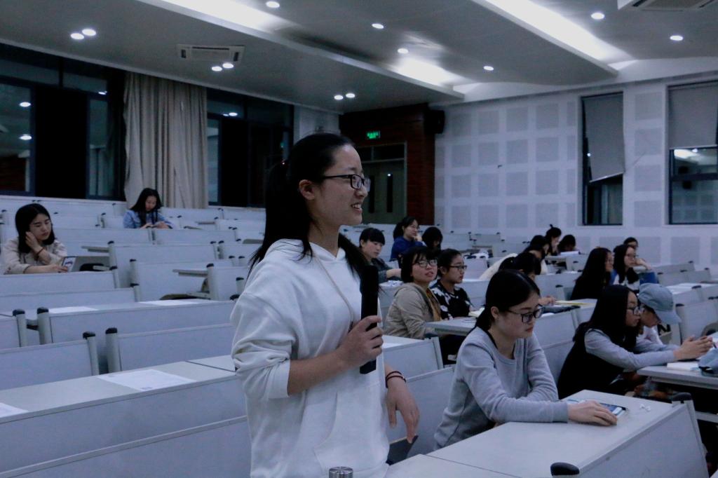 同学积极提问